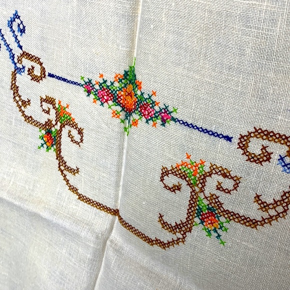 Handmade tablecloth cross stitch on linen 31.5 x 31.5 square - Picture 9 of 13